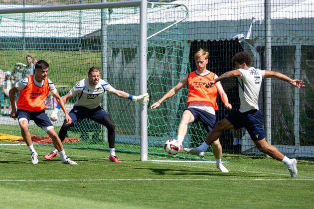 Mats Rots, TSG Hoffenheim, 39, 2nd from right, clears the ball, TSG Hoffenheim, soccer, training camp, preseason, 2026–2027 season, GER, August 5, 2026, Eibner Press Photo Andreas Ulmer TSG Hoffenheim, soccer, training camp, preseason, 2026–2027 season, GER, August 5, 2026, Copyright: xEibner-Pressefoto AndreasxUlmerx EP_AUR