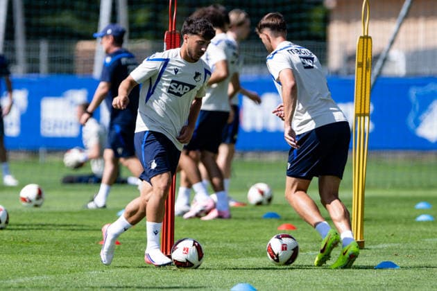 Light ball drills; in the foreground center is Umut Tohumcu, TSG Hoffenheim, 25, TSG Hoffenheim, soccer, training camp, preseason, 2026–2027 season, GER, August 5, 2026, Eibner Press Photo by Andreas Ulmer, TSG Hoffenheim, soccer, training camp, preseason, 2026–2027 season, GER, August 5, 2026, Copyright: xEibner-Pressefoto AndreasxUlmerx EP_AUR