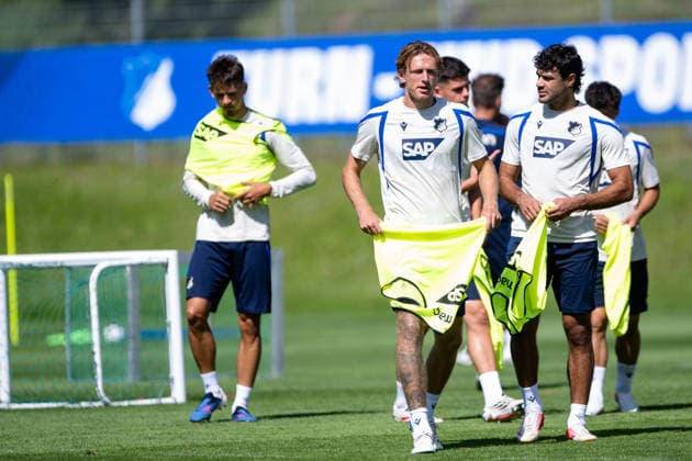 Patrick Wimmer, TSG Hoffenheim, 08, on the left, picks up a yellow jersey, just like Ozan Kabak, TSG Hoffenheim, 05; TSG Hoffenheim, soccer, training camp, preseason, 2026–2027 season, GER, August 5, 2026, Eibner Press Photo by Andreas Ulmer, TSG Hoffenheim, soccer, training camp, preseason, 2026–2027 season, GER, August 5, 2026, Copyright: xEibner-Pressefoto AndreasxUlmerx EP_AUR