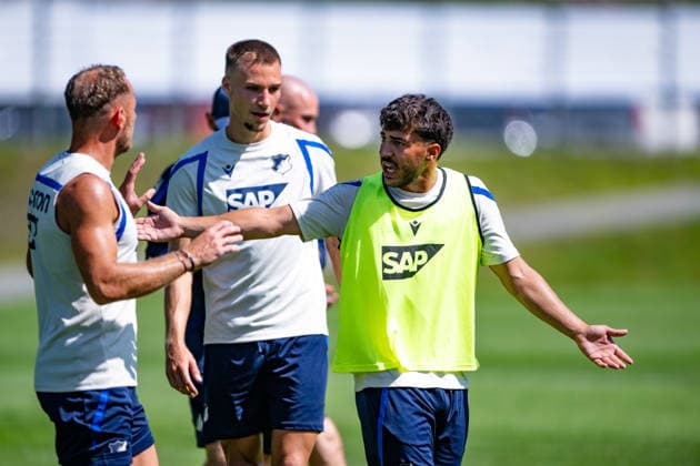 Umut Tohumcu, TSG Hoffenheim, 25, is a bit upset; he feels he was tackled too hard by Vladimir Coufal, TSG Hoffenheim, 34, on the left; in the center, Tim Lemperle, TSG Hoffenheim, 19, watches the scene; TSG Hoffenheim, soccer, training camp, preseason, 2026–2027 season, GER, August 5, 2026, Eibner Press Photo by Andreas Ulmer, TSG Hoffenheim, soccer, training camp, preseason, 2026–2027 season, GER, August 5, 2026, Copyright: xEibner-Pressefoto AndreasxUlmerx EP_AUR