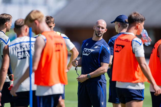 Christian Ilzer, TSG Hoffenheim, Coach—nothing escapes his watchful eye, TSG Hoffenheim, soccer, training camp, preseason, 2026–2027 season, GER, August 5, 2026, Eibner Press Photo by Andreas Ulmer, TSG Hoffenheim, soccer, training camp, preseason, 2026–2027 season, GER, August 5, 2026, Copyright: xEibner-Pressefoto AndreasxUlmerx EP_AUR