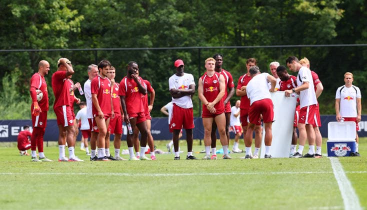 RB Leipzig (AUT) Training Camp, Bundesliga, Saalfelden, August 6, 2026, Gut Brandlhof, Soccer, Bundesliga, GER, RB Leipzig training camp in Saalfelden am Steinernen Meer (AUT), Pictured: Coach Martin Demichelis with a tactics board in front of the team, Picture Point