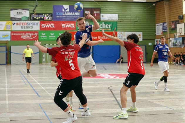 August 7, 2026, xovx, Lindencup Handball Tournament, TuS Holzheim vs. HSG Pohlheim, Finn Langenau (TuS Holzheim), Florentin Datz (HSG Pohlheim), Maxim Hölzer (TuS Holzheim), Linden Stadthalle, Hesse, Germany, DE