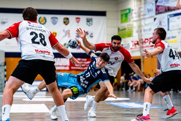 August 7, 2026, xdobgx, Handball Heide Cup 2026, HSV Hamburg HOJ Elite vs. Jonathan Svensson (HoJ Elite), 28, Alem Hdzic (Handball Sport Verein Hamburg), 77 on the ball, plays the ball, Thomas Solstad (HoJ Elite), 44 Schneverdingen