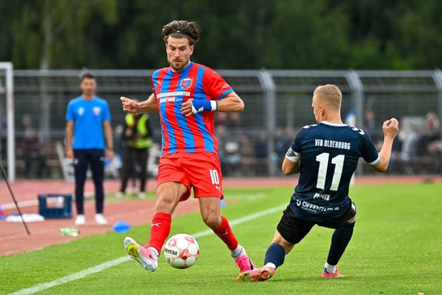 Christopher Schepp (SV Drochtersen Assel), 10 vs. Kai Proeger (VfB Oldenburg), 11 VfB Oldenburg vs. SV Drochtersen Assel, Soccer, Regionalliga Nord, Matchday 2, 2026–2027 Season, August 7, 2026, VfB Oldenburg vs. SV Drochtersen Assel, Soccer, Regionalliga Nord, Matchday 2, 2026–2027 Season, August 7, 2026, Oldenburg Copyright: xEibner-Pressefoto RobertxGertzenx EP_RGN