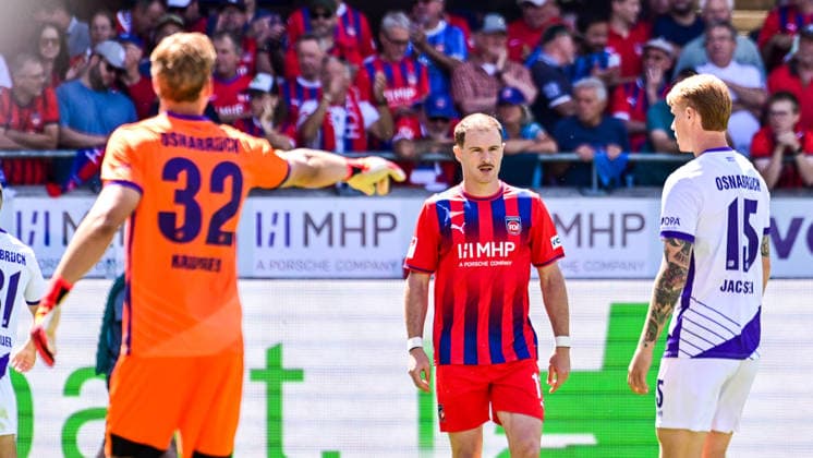 August 8, 2026, GER, Soccer, Men s, 2. Bundesliga, 1. FC Heidenheim vs. VfL Osnabrück Jonas Krumrey (Osnabrück, 32) points toward Budu Zivzivadze (Heidenheim, 11) and Bjarke Jacobsen (Osnabrück, 15) at the Heidenheim Voith Arena in Baden-Württemberg, Germany Copyright: xNordphotox xHafnerx