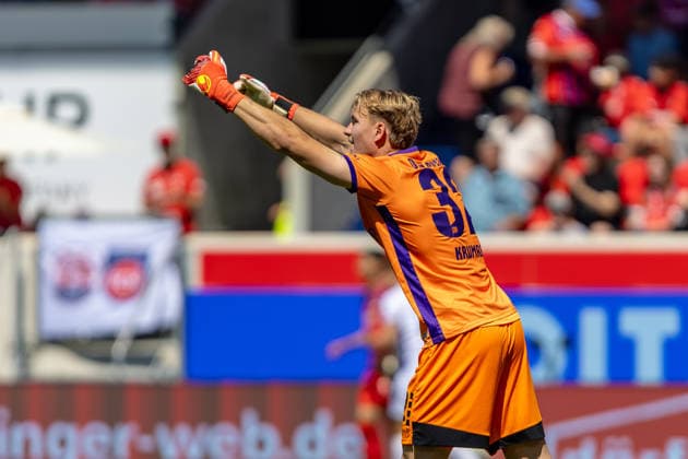 Jonas Krumrey of VfL Osnabrück, 32, urges Tea on, GER, 1. FC Heidenheim vs. VfL Osnabrück, Soccer, 2. Bundesliga, Matchday 1, 2026–2027 season, August 8, 2026, DFL and DFB regulations prohibit any use of photographs as image sequences and or quasi-video, GER, 1. FC Heidenheim vs. VfL Osnabrück, Soccer, 2. Bundesliga, Matchday 1, 2026–2027 Season, August 8, 2026, Heidenheim Copyright: xEibner-Pressefoto JanixPlessx EP_JPL