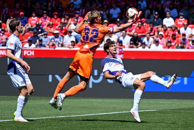 August 8, 2026, xemx, Soccer 2. Bundesliga, 1. FC Heidenheim vs. VfL Osnabrück, l Jonas Krumrey, VfL Osnabrück, Robin Fabinski, VfL Osnabrück, tackle, action, battle for the ball. DFL and DFB regulations prohibit any use of photographs as image sequences and or quasi-video. Heidenheim