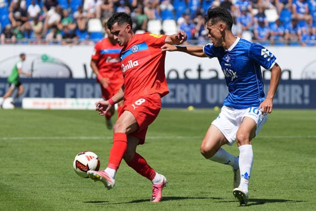 Guillermo Balzi, Holstein Kiel vs. Hiroki Akiyama, SV Darmstadt 98, August 8, 2026, 2. Bundesliga, Season 26–27, SV Darmstadt 98 vs. Holstein Kiel, Stadion am Boellenfalltor, Matchday 1, emonline, emspor,