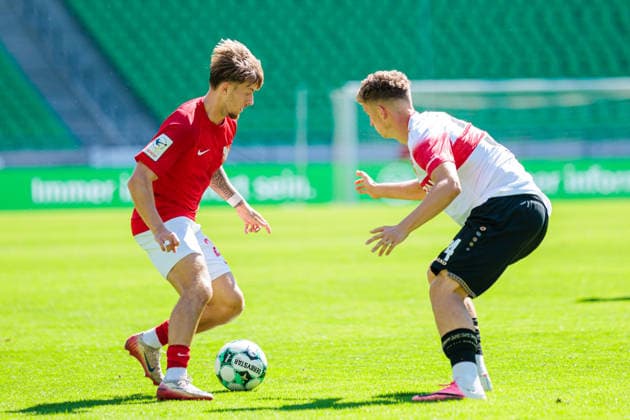 L R Robin Velasco, TSV Havelse 1912, 28, Luca Berreth, VfB Stuttgart, 34, in a tackle with GER, TSV Havelse 1912 vs. VfB Stuttgart II, soccer, 3rd Division, Matchday 1, 2026–2027 season, August 8, 2026. DFL regulations prohibit the use of photographs as image sequences and or quasi-video. GER, TSV Havelse 1912 vs. VfB Stuttgart II, soccer, 3. Liga, Matchday 1, 2026–2027 season, August 8, 2026, Hanover Copyright: xEibner-Pressefoto JanxRollingerx EP_JSK