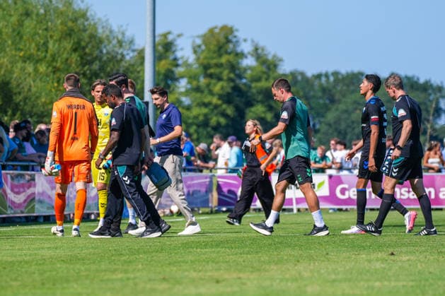 Players leave the field after the final whistle, German soccer, 2026–27 season, first friendly match of the day, August 8, 2026, Werder Bremen vs. SC Paderborn 07, Stadion am Oyther Berg, Oythe, Vechta, Lower Saxony Copyright: xLeonxFrickx