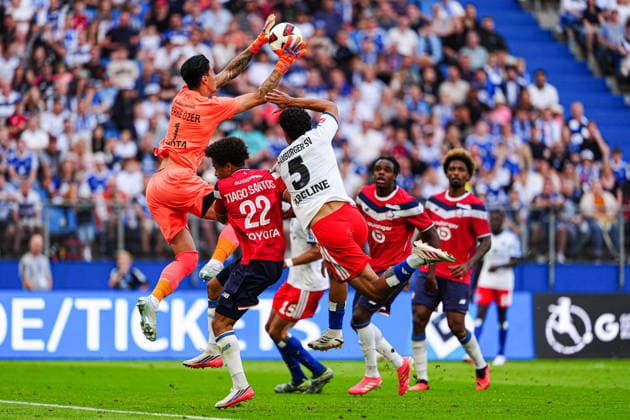 Berke Özer, OSC Lille, 01; Tiago Santos, OSC Lille, 22; Martin Adeline, Hamburger SV, 05 GER; Hamburger SV vs. OSC Lille, soccer, friendly match, 2026–2027 season, August 8, 2026 GER, Hamburger SV vs. OSC Lille, soccer, friendly match, 2026–2027 season, August 8, 2026, Hamburg Copyright: xEibner-Pressefoto MarcelxvonxFehrnx EP_MFN