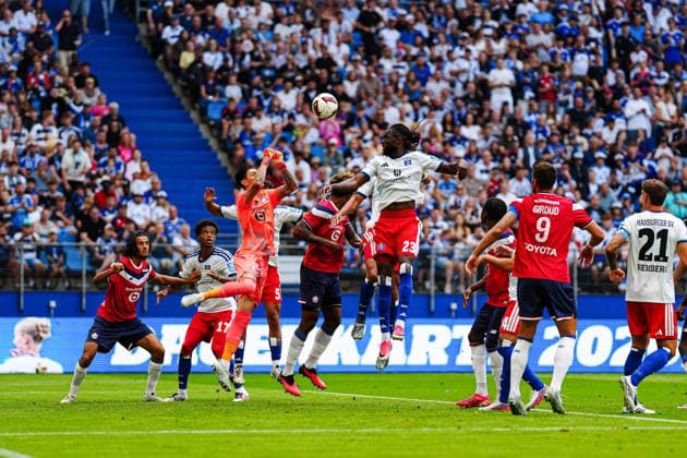 Berke Özer, OSC Lille, 01 punches the ball away, GER, Hamburger SV vs. OSC Lille, soccer, friendly match, 2026–2027 season, August 8, 2026 GER, Hamburger SV vs. OSC Lille, soccer, friendly match, 2026–2027 season, August 8, 2026 Hamburg Copyright: xEibner-Pressefoto MarcelxvonxFehrnx EP_MFN