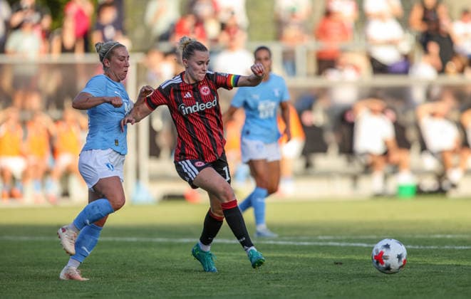 GER, Frankfurt, Eintracht Frankfurt vs. Malmö FF, UEFA Women s Champions League, Soccer, UEFA, 2026–2027 Season, Stadion am Brentanobad, Qualifying Round, Final (pictured, from left): Ellen Löfqvist, Malmö FF 4, Laura Freigang, Eintracht Frankfurt Women 10. DFB and DFL regulations prohibit any use of photographs as image sequences and or quasi-video. August 8, 2026 Copyright: HMBxMedia HendrikxHamelau
