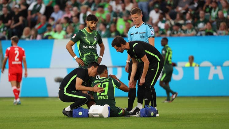 VfL vs. 1 FCK, 2nd Bundesliga Wolfsburg, August 8, 2026, Soccer, Men s, 2nd Bundesliga, 2026–2027 Season, VfL Wolfsburg vs. 1 FC Kaiserslautern: Robert Glatzel of VfL Wolfsburg is injured and requires medical attention. DFL and DFB regulations prohibit any use of photographs as image sequences and or quasi-video. Volkswagen Arena, Lower Saxony, Germany