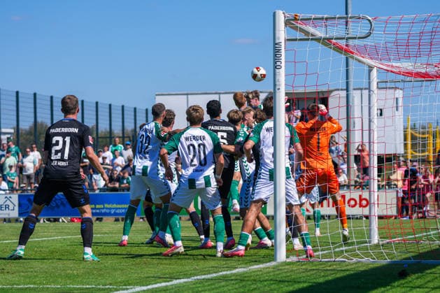 Corner kick: Karl Hein (Werder Bremen), 1; Santiago Castaneda (SC Paderborn 07), 5; Chuki (Werder Bremen), 20; German soccer, 2026–27 season, first friendly match of the day, August 8, 2026, Werder Bremen vs. SC Paderborn 07, Stadion am Oyther Berg, Oythe, Vechta, Lower Saxony Copyright: xLeonxFrickx