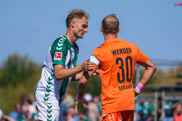 Amos Pieper, Werder Bremen, 5; Alexander Schlager, Werder Bremen, 30 (captain’s armband); German soccer, 2026–27 season; second friendly match of the day, August 8, 2026; Werder Bremen vs. SC Paderborn 07, Stadion am Oyther Berg, Oythe, Vechta, Lower Saxony Copyright: xLeonxFrickx