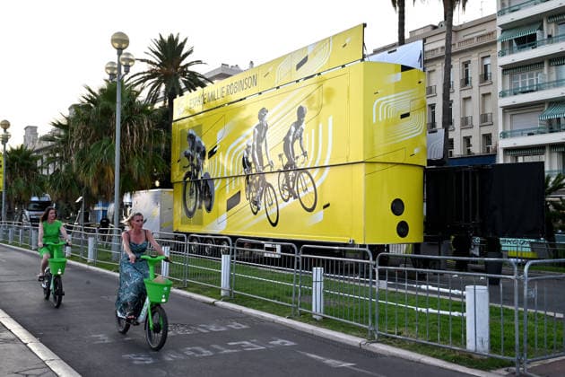 8ème étape du Tour de France Femmes avec Zwift avec l arrivée à Nice, le 8 août 2026. Les coureuses ont parcouru 172 km entre Sisteron et Nice et c est la Néerlandaise, championne d Europe, D.Vollering qui franchit la ligne d’arrivée en premier et reprend le maillot jaune à la Polonaise K.Niewiadoma (Canyon-SRAM), avec huit secondes d’avance. A Nice, sur le podium, elle est suivie par l’Italienne Elisa Longo Borghini et K.Niewiadoma. Bruno Bebert Bestimage Stage 8 of the Tour de France Femmes avec Zwift concluded in Nice on August 8, 2026. The riders covered 172 km between Sisteron and Nice, with Dutch European champion D. Vollering crossing the finish line first; she reclaimed the yellow jersey from Poland’s K. Niewiadoma (Canyon-SRAM), taking an eight-second lead. On the podium in Nice, she was joined by Italy’s Elisa Longo Borghini and K. Niewiadoma Nice France Copyright: xBrunoxBebertx xBestimagexBrunoxBebertx xBestimagex