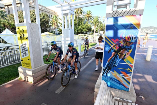 8ème étape du Tour de France Femmes avec Zwift avec l arrivée à Nice, le 8 août 2026. Les coureuses ont parcouru 172 km entre Sisteron et Nice et c est la Néerlandaise, championne d Europe, D.Vollering qui franchit la ligne d’arrivée en premier et reprend le maillot jaune à la Polonaise K.Niewiadoma (Canyon-SRAM), avec huit secondes d’avance. A Nice, sur le podium, elle est suivie par l’Italienne Elisa Longo Borghini et K.Niewiadoma. Bruno Bebert Bestimage Stage 8 of the Tour de France Femmes avec Zwift concluded in Nice on August 8, 2026. The riders covered 172 km between Sisteron and Nice, with Dutch European champion D. Vollering crossing the finish line first; she reclaimed the yellow jersey from Poland’s K. Niewiadoma (Canyon-SRAM), taking an eight-second lead. On the podium in Nice, she was joined by Italy’s Elisa Longo Borghini and K. Niewiadoma Nice France Copyright: xBrunoxBebertx xBestimagexBrunoxBebertx xBestimagex