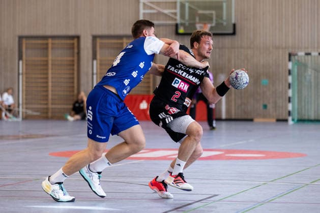 Georg POEHLE (HBW Balingen Weilstetten), 94, in a one-on-one battle against Frieder BANDLOW (HC Erlangen), 02 GER, HBW Balingen Weilstetten vs. HC Erlangen, Handball, Preseason, Tournament, S Cup Altensteig, 3rd-Place Match, 2026–2027 Season, August 9, 2026, GER, HBW Balingen Weilstetten vs. HC Erlangen, Handball, Preseason, Tournament, S Cup Altensteig, 3rd-Place Match, 2026–2027 Season, August 9, 2026, Altensteig Copyright: xEibnerxPressefoto OliverxSchmidtx EP_OST