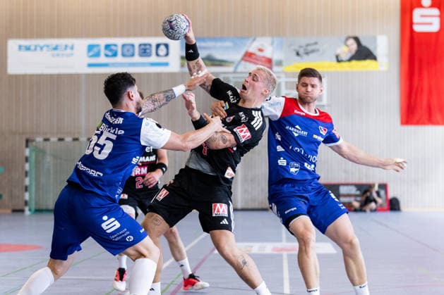 Csaba LEIMETER, HBW Balingen Weilstetten, 55, in a one-on-one battle against Marek NISSEN, HC Erlangen, 06 GER, HBW Balingen Weilstetten vs. HC Erlangen, Handball, Preseason, Tournament, S Cup Altensteig, 3rd-Place Match, 2026–2027 Season, August 9, 2026, GER, HBW Balingen Weilstetten vs. HC Erlangen, Handball, Preseason, Tournament, S Cup Altensteig, 3rd-Place Match, 2026–2027 Season, August 9, 2026, Altensteig Copyright: xEibnerxPressefoto OliverxSchmidtx EP_OST