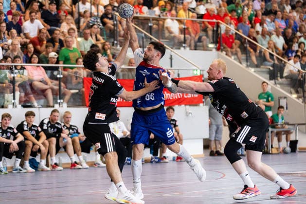 Csaba LEIMETER (HBW Balingen Weilstetten), 55, in a one-on-one battle against Lucca BIALOWAS (HC Erlangen), 37, and Sebastian FIRNHABER (HC Erlangen), 18, GER, HBW Balingen Weilstetten vs. HC Erlangen, Handball, Preseason, Tournament, S Cup Altensteig, 3rd-Place Match, 2026–2027 Season, August 9, 2026, GER, HBW Balingen Weilstetten vs. HC Erlangen, Handball, Preseason, Tournament, S Cup Altensteig, 3rd-Place Match, 2026–2027 Season, August 9, 2026, Altensteig Copyright: xEibnerxPressefoto OliverxSchmidtx EP_OST