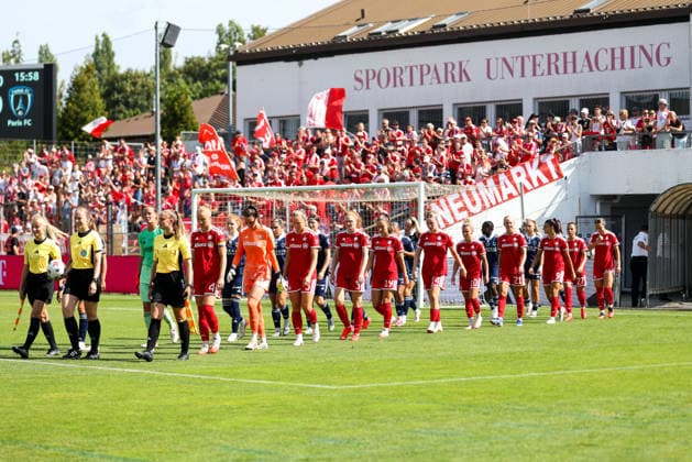 The players are entering the Sportpark Unterhaching, GER, FC Bayern Munich vs. Paris FC, soccer, friendly match, 2026–2027 season, August 9, 2026, GER, FC Bayern Munich vs. Paris FC, soccer, friendly match, 2026–2027 season, August 9, 2026, Unterhaching Copyright: xEibner-Pressefoto JennixMaulx EP_JML