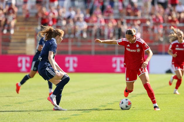 Klara Buehl of FC Bayern Munich, 17, with the ball, alongside Celina Ould Hocine of Paris FC, 02, GER, FC Bayern Munich vs. Paris FC, soccer, friendly match, 2026–2027 season, August 9, 2026, GER, FC Bayern Munich vs. Paris FC, soccer, friendly match, 2026–2027 season, August 9, 2026, Unterhaching Copyright: xEibner-Pressefoto JennixMaulx EP_JML