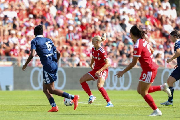 Pernille Harder of FC Bayern Munich, 21, with the ball, alongside Hillary Diaz of Paris FC, 05, GER, FC Bayern Munich vs. Paris FC, soccer, friendly match, 2026–2027 season, August 9, 2026, GER, FC Bayern Munich vs. Paris FC, soccer, friendly match, 2026–2027 season, August 9, 2026, Unterhaching Copyright: xEibner-Pressefoto JennixMaulx EP_JML