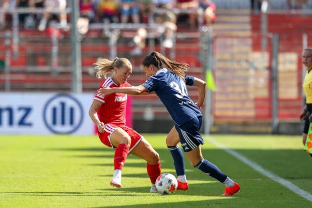 Magdalena Eriksson, FC Bayern Munich, 05, with the ball alongside Aurelie Reynders, Paris FC, 34, GER, FC Bayern Munich vs. Paris FC, soccer, friendly match, 2026–2027 season, August 9, 2026, GER, FC Bayern Munich vs. Paris FC, soccer, friendly match, 2026–2027 season, August 9, 2026, Unterhaching Copyright: xEibner-Pressefoto JennixMaulx EP_JML