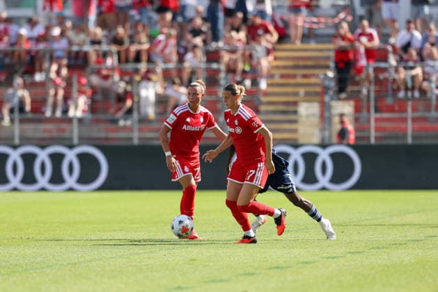 Klara Buehl, FC Bayern Munich, 17, with the ball, with Arianna Caruso, FC Bayern Munich, 27, GER, FC Bayern Munich vs. Paris FC, soccer, friendly match, 2026–2027 season, August 9, 2026, GER, FC Bayern Munich vs. Paris FC, soccer, friendly match, 2026–2027 season, August 9, 2026, Unterhaching Copyright: xEibner-Pressefoto JennixMaulx EP_JML
