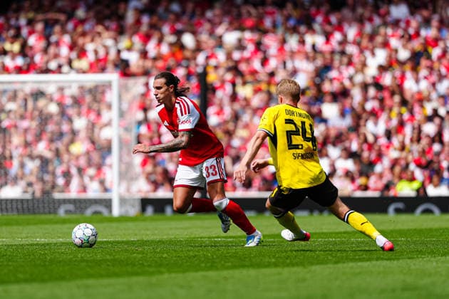 Riccardo Calafiori, Arsenal FC, 33, Daniel Svensson, Borussia Dortmund, 24 (GER), Arsenal FC vs. Borussia Dortmund, Soccer, Emirates Cup 2026, 2026–2027 Season, August 9, 2026 GER, FC Arsenal vs. Borussia Dortmund, Soccer, Emirates Cup 2026, 2026–2027 Season, August 9, 2026 London Copyright: xEibner-Pressefoto MarcelxvonxFehrnx EP_MFN_P