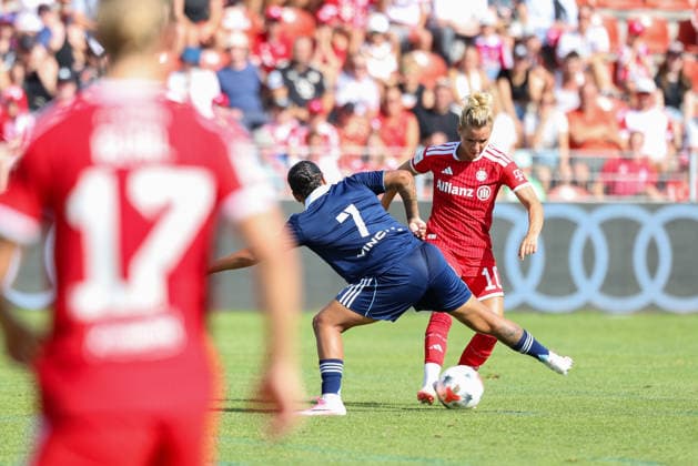 Linda Dallmann, FC Bayern Munich, No. 10 with the ball alongside Manoly Baquerzio, Paris FC, No. 03, GER, FC Bayern Munich vs. Paris FC, Soccer, Friendly Match, 2026–2027 Season, August 9, 2026, GER, FC Bayern Munich vs. Paris FC, soccer, friendly match, 2026–2027 season, August 9, 2026, Unterhaching Copyright: xEibner-Pressefoto JennixMaulx EP_JML