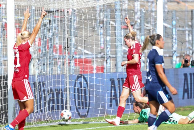Celebration following Alara Sehitler s goal to make it 2–0, FC Bayern Munich, 14, GER, FC Bayern Munich vs. Paris FC, Soccer, Friendly, 2026–2027 Season, August 9, 2026, GER, FC Bayern Munich vs. Paris FC, Soccer, Friendly, 2026–2027 Season, August 9, 2026, Unterhaching Copyright: xEibner-Pressefoto JennixMaulx EP_JML