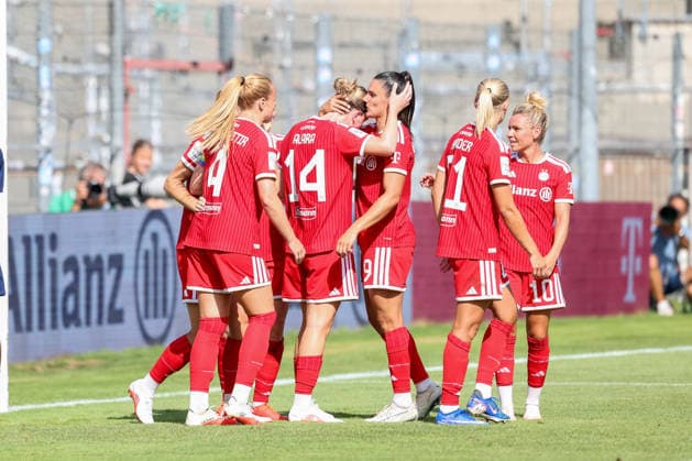 Celebration following Alara Sehitler s goal to make it 2–0, FC Bayern Munich, 14, GER, FC Bayern Munich vs. Paris FC, Soccer, Friendly, 2026–2027 Season, August 9, 2026, GER, FC Bayern Munich vs. Paris FC, Soccer, Friendly, 2026–2027 Season, August 9, 2026, Unterhaching Copyright: xEibner-Pressefoto JennixMaulx EP_JML