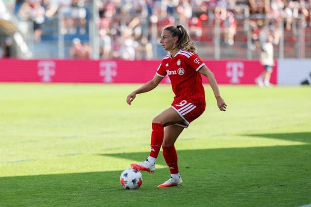 Katharina Naschenweng, FC Bayern Munich, age 19, with the ball, GER, FC Bayern Munich vs. Paris FC, soccer, friendly match, 2026–2027 season, August 9, 2026, GER, FC Bayern Munich vs. Paris FC, soccer, friendly match, 2026–2027 season, August 9, 2026, Unterhaching Copyright: xEibner-Pressefoto JennixMaulx EP_JML