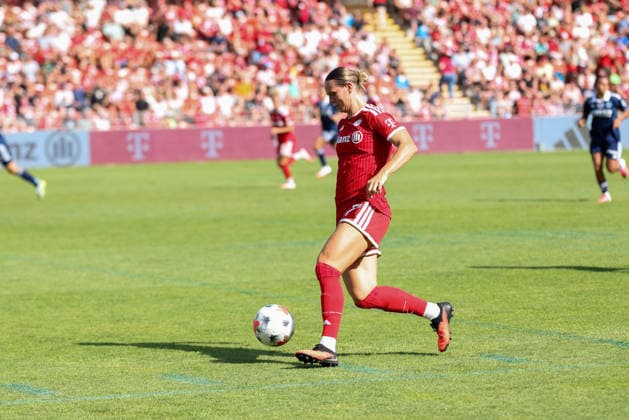 Klara Buehl, FC Bayern Munich, age 17, with the ball, GER, FC Bayern Munich vs. Paris FC, soccer, friendly match, 2026–2027 season, August 9, 2026, GER, FC Bayern Munich vs. Paris FC, soccer, friendly match, 2026–2027 season, August 9, 2026, Unterhaching Copyright: xEibner-Pressefoto JennixMaulx EP_JML