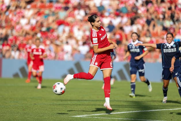 Kassandra Potsi, FC Bayern Munich, No. 6 with the ball, GER, FC Bayern Munich vs. Paris FC, soccer, friendly match, 2026–2027 season, August 9, 2026, GER, FC Bayern Munich vs. Paris FC, soccer, friendly match, 2026–2027 season, August 9, 2026, Unterhaching Copyright: xEibner-Pressefoto JennixMaulx EP_JML