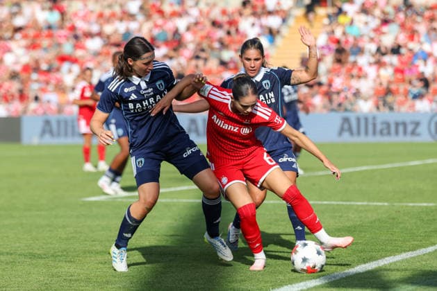A duel between Kassandra Potsi of FC Bayern Munich, 06, with the ball, and Manoly Baquerzio of Paris FC, 03, with Kaja Korosec of Paris FC, 04, GER, FC Bayern Munich vs. Paris FC, soccer, friendly match, 2026–2027 season, August 9, 2026, GER, FC Bayern Munich vs. Paris FC, soccer, friendly match, 2026–2027 season, August 9, 2026, Unterhaching Copyright: xEibner-Pressefoto JennixMaulx EP_JML