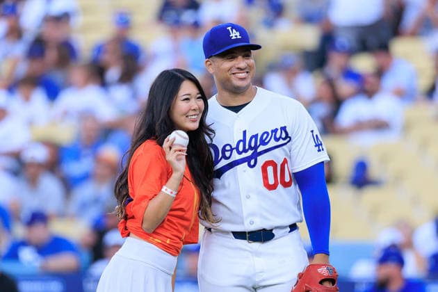 August 10, 2026, Los Angeles, California, USA: ExtraEmily throws the ceremonial first pitch before a MLB, Baseball Herren, USA regular season game between the Los Angeles Dodgers and the Kansas City Royals on Monday August 10, 2026 at Dodger Stadium in Los Angeles, California. Dodgers defeat Royals, 6-5. JAVIER ROJAS PI Dodgers Defeat Royals, 6-5. - ZUMAp124 20260810_zaa_p124_017 Copyright: xJavierxRojasx