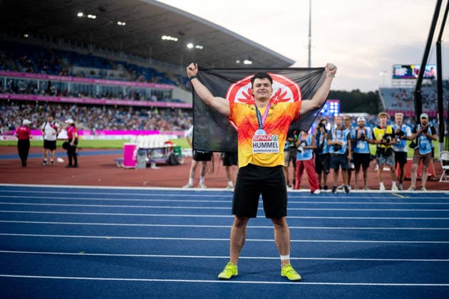 August 11, 2026, GBR, Track and Field, 2026 European Championships, Evening Session, Day 2, Birmingham; Merlin Hummel of Germany celebrates his second-place finish and silver medal while waving an Eintracht Frankfurt flag; Men’s Hammer Throw, Final, Alexander Stadium, Birmingham, England, Great Britain Copyright: xNordphoto Memmlerx