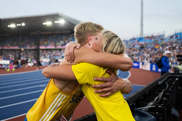 August 12, 2026: Emil Uhlin of Sweden hugs his mother after competing in the men’s decathlon high jump on Day 3 of the 2026 European Athletics Championships on August 12, 2026 in Birmingham. Photo by Mathias Bergeld, BILDBYRAN, code MB MT1066. track and field, athletics, friidrett, friidrotts em, em, friidretts em 2026, European Athletics Championships, 3, celebration, jubilation Copyright: MATHIASxBERGELD BB260812MB139