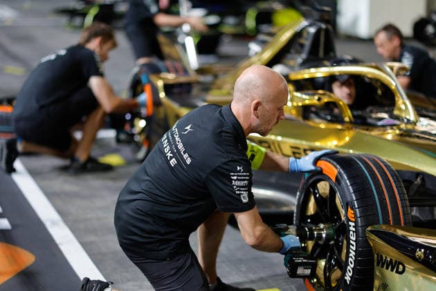 2026 FORMULA E LONDON ePRIX DS Penske Formula E Team, Spark-DS, DS E-Tense FE25, portrait, mecaniciens mechanics, DS Penske Formula E Team, portrait, tyres, tyre, tire, tires, pneus changing practice, during the London ePrix, 16th and 17th round of the 2025-26 ABB FIA Formula E World Championship, WM, Weltmeisterschaft on the ExCel London Circuit from August 14 to 16, 2026 in London, United Kingdom - LondonUnited Kingdom Copyright: xPauloxMariax