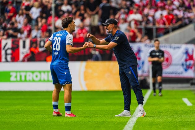 Florian Micheler (TSG Hoffenheim II, 28) takes instructions from Stefan Kleineheismann (TSG Hoffenheim II, coach) during the Fortuna Düsseldorf vs. TSG Hoffenheim II soccer match, 3. Liga, Matchday 2, 2026–27 season, August 15, 2026, DFL regulations prohibit any use of photographs as image sequences and or quasi-video, Fortuna Düsseldorf vs. TSG Hoffenheim II, soccer, 3. Liga, Matchday 2, 2026–27 Season, August 15, 2026, Düsseldorf Copyright: xEibner-Pressefoto LukasxBaldygax EP_LBA