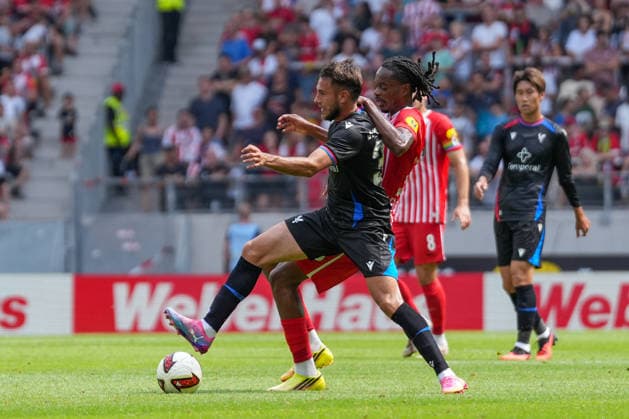 Oscar Mingueza (Crystal Palace), 30, in a tackle with Jordy Makengo (SC Freiburg), 33, Germany, soccer, friendly match, season opener, SC Freiburg vs. Crystal Palace, August 15, 2026, Europa-Park Stadium, Freiburg, Freiburg, Europa-Park Stadium, Baden-Württemberg, Germany Copyright: xArnexAmbergx
