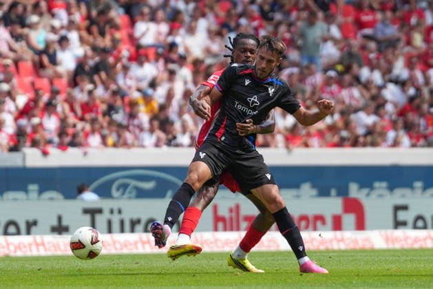 Oscar Mingueza (Crystal Palace), 30, in a tackle with Jordy Makengo (SC Freiburg), 33, Germany, soccer, friendly match, season opener, SC Freiburg vs. Crystal Palace, August 15, 2026, Europa-Park Stadium, Freiburg, Freiburg, Europa-Park Stadium, Baden-Württemberg, Germany Copyright: xArnexAmbergx
