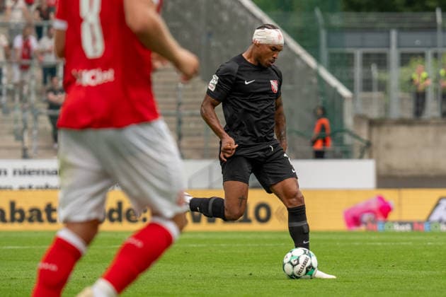 Eric Voufack of TSV Havelse, No. 19, plays with his head bandaged after an injury; GER Rot Weiss Essen vs. TSV Havelse, soccer, 3rd Division, Matchday 02, 2026–2027 season, August 15, 2026 DFB and DFL regulations prohibit any use of photographs as image sequences and or quasi-video, GER Rot Weiss Essen vs. TSV Havelse, soccer, 3rd Division, Matchday 02, 2026–2027 season, August 15, 2026, Essen Copyright: xEibner-Pressefoto FabianxFriesex EP_FFE