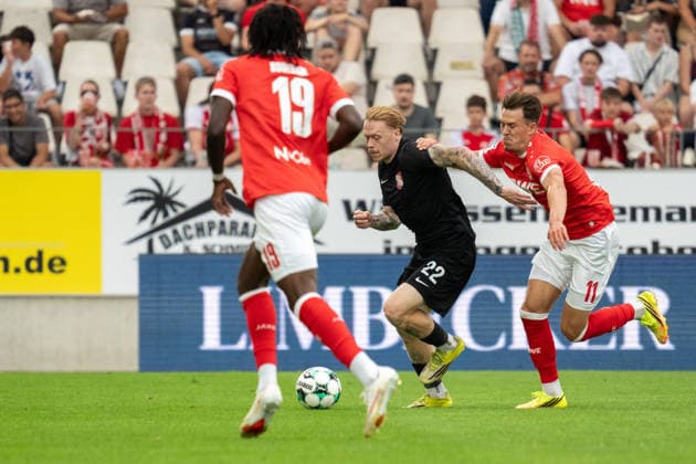 Noah Pesch (Rot Weiss Essen, No. 11) tries to stop Leon Sommer (TSV Havelse, No. 22), GER Rot Weiss Essen vs. TSV Havelse, Soccer, 3rd Division, Matchday 02, 2026–2027 Season, August 15, 2026 DFB and DFL regulations prohibit any use of photographs as image sequences and or quasi-video, GER Rot Weiss Essen vs. TSV Havelse, soccer, 3rd League, Matchday 02, 2026–2027 season, August 15, 2026, Essen Copyright: xEibner-Pressefoto FabianxFriesex EP_FFE