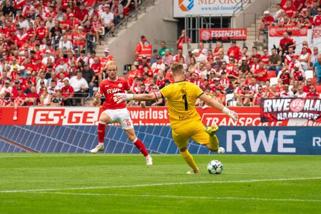 Kickoff: Jakob Golz, Rot Weiss Essen; 01: Ben Huening, Rot Weiss Essen; 15, GER Rot Weiss Essen vs. TSV Havelse, Soccer, 3rd Division, Matchday 02, 2026–2027 Season, August 15, 2026 DFB DFL regulations prohibit any use of photographs as image sequences and or quasi-video, GER Rot-Weiss Essen vs. TSV Havelse, soccer, 3rd League, Matchday 02, 2026–2027 season, August 15, 2026, Essen Copyright: xEibner-Pressefoto FabianxFriesex EP_FFE