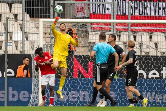 Tom Opitz (TSV Havelse), No. 01, punches the ball away, GER Rot Weiss Essen vs. TSV Havelse, Soccer, 3rd Division, Matchday 02, 2026–2027 Season, August 15, 2026 DFB and DFL regulations prohibit any use of photographs as image sequences and or quasi-video, GER Rot-Weiss Essen vs. TSV Havelse, soccer, 3rd League, Matchday 02, 2026–2027 season, August 15, 2026, Essen Copyright: xEibner-Pressefoto FabianxFriesex EP_FFE